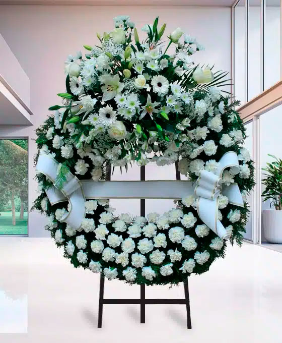 Corona Funeraria de claveles blancos para Tanatorio Piedrahita José Carlos Sánchez